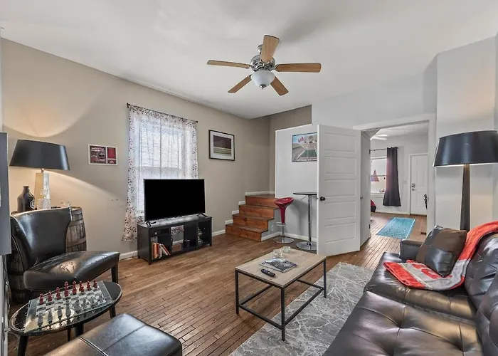 Scarlet And Gray 3 Bedroom In Osu Area *