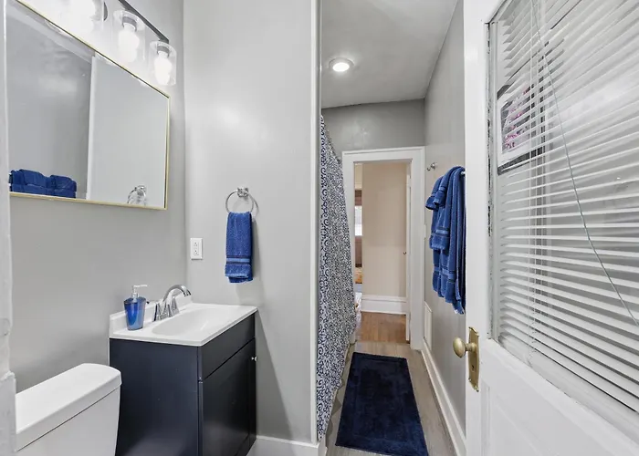 Scarlet And Gray 3 Bedroom In Osu Area