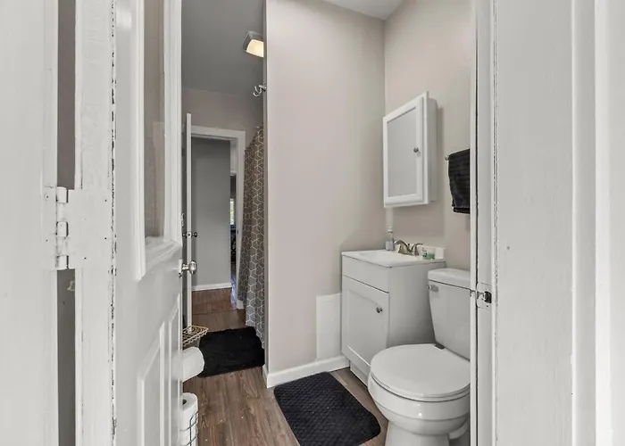 Scarlet And Gray 3 Bedroom In Osu Area