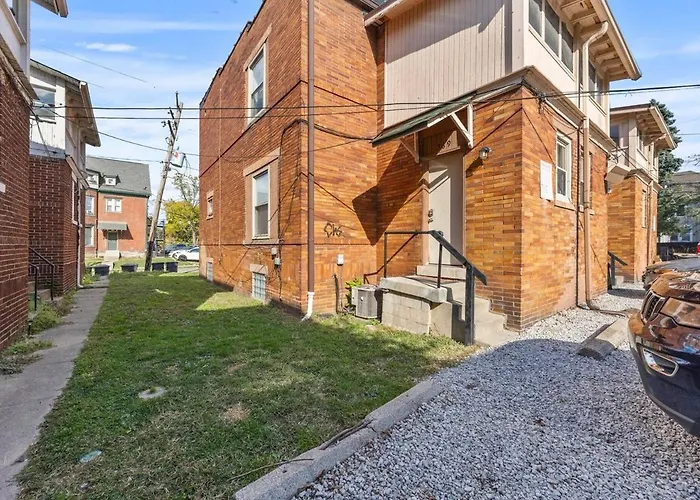 Scarlet And Gray 3 Bedroom In Osu Area Apartment *