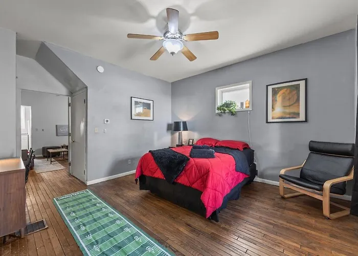 Scarlet And Gray 3 Bedroom In Osu Area *