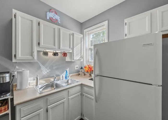 Scarlet And Gray 3 Bedroom In Osu Area *