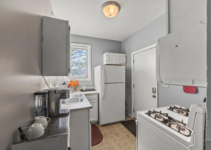Scarlet And Gray 3 Bedroom In Osu Area *