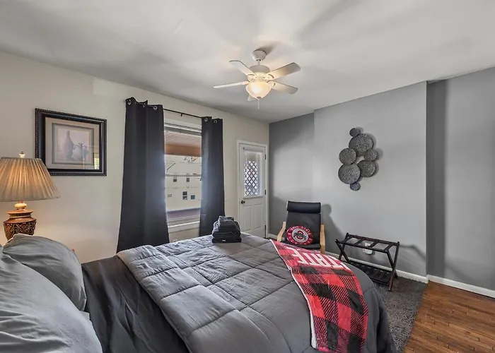 Scarlet And Gray 3 Bedroom In Osu Area *