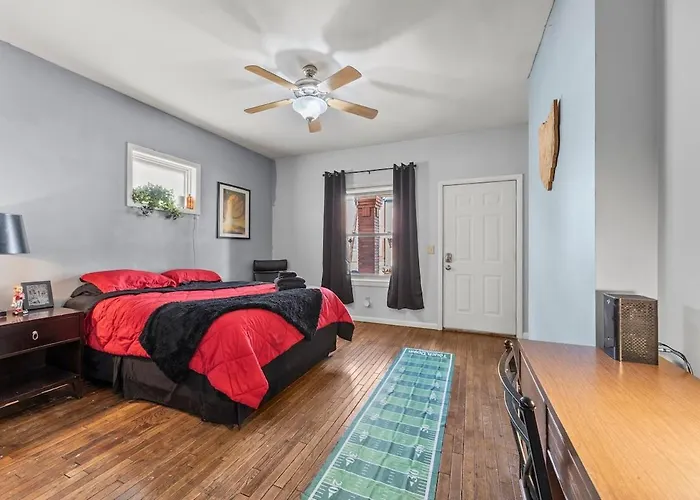 Scarlet And Gray 3 Bedroom In Osu Area Apartment